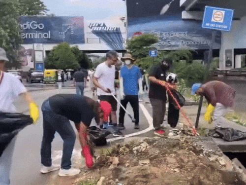 गुरुग्राम में विदेशी नागरिकों ने कचरा साफ किया:मेट्रो के पास नालों की सफाई की, कहा-शहर खूबसूरत, लेकिन गंदगी सुंदरता कम कर रही