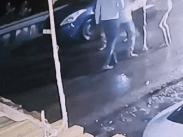 शिवपुरी में शराब दुकान के कर्मचारियों ने युवक को पीटा:रात 1 बजे चार लोगों ने घेरकर की मारपीट, CCTV में वारदात कैद