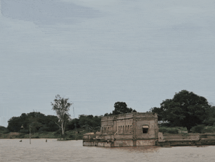 बड़वानी में बारिश से नर्मदा का जलस्तर बढ़ा:राजघाट कुकरा में बैकवाटर 133.80 मीटर पर; खतरे के निशान से 10 मीटर ऊपर