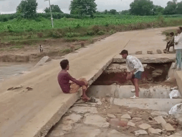 शिवपुरी में खतौरा-बिजरौनी मार्ग की पुलिया टूटी:एक महीने से मरम्मत का इंतजार; आंदोलन की तैयारी में ग्रामीण