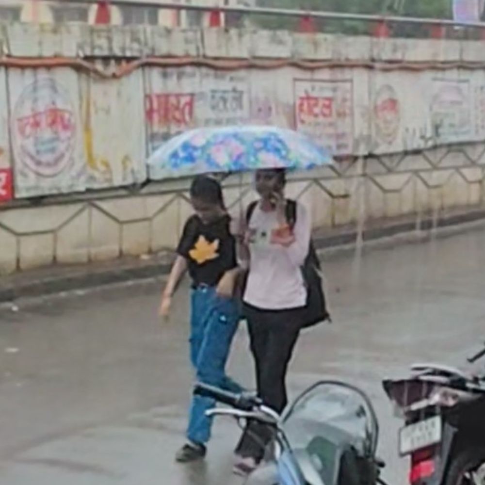 बारिश ने दिलाई गर्मी से राहत:कई इलाकों में जलभराव, सड़कों पर कीचड़; बिजली कटौती से जनजीवन प्रभावित