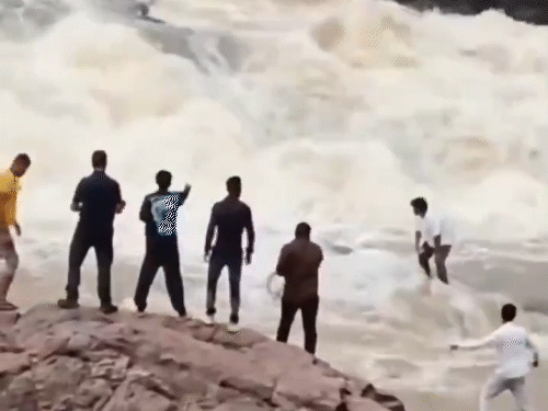 ओडिशा में यूट्यूबर डैम में बहा, VIDEO:तेज धार में खड़ा होकर रील बना रहा था; दोस्त चिल्लाते रह गए