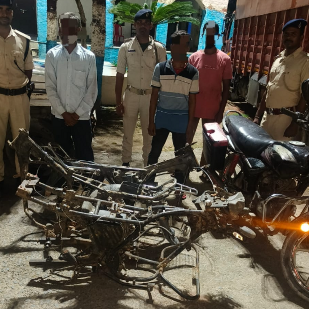 पूर्णिया में 5 बाइक के साथ 3 चोर गिरफ्तार:चोरी की बाइक को कबाड़ी दुकान में बेचते थे शातिर; बाइक के पार्ट पुर्जे और ढांचा खोल बेचते थे