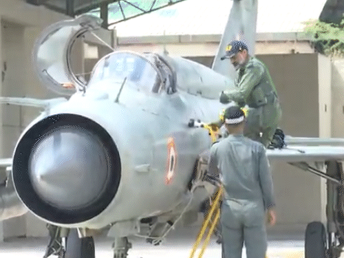 राजस्थान से MiG-21 फाइटर जेट रिटायर, वायुसेना प्रमुख भावुक हुए:बोले- तेजस लेगा जगह; बीकानेर के नाल एयरबेस पर उड़ान भरकर दी विदाई