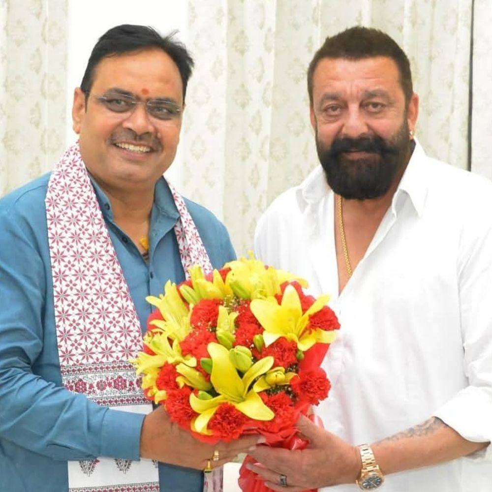 मुंबई से सीएम भजनलाल से मिलने पहुंचे संजय दत्त:"राधे-राधे" लिखे दुपट्टे से किया स्वागत; फिल्म सिटी और फिल्म पॉलिसी पर चर्चा