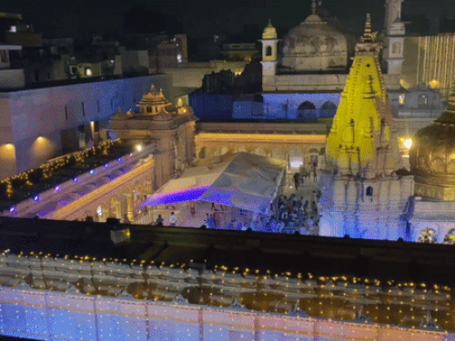 काशी में 7 सितंबर को लगेगा खग्रास चंद्रग्रहण:2 घंटे पहले बंद होगा मंदिर का कपाट,आरती में समय में भी किया गया है परिवर्तन