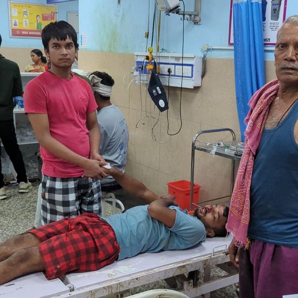 आरा में पति-पत्नी समेत 3 लोगों की पिटाई:जादू-टोना का आरोप लगाकर दबंगों ने लाठी-डंडे से मारा, पड़ोसियों ने बचाकर अस्पताल पहुंचाया