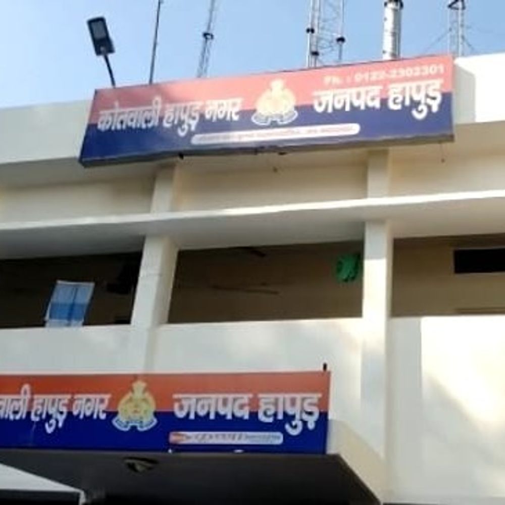 रोडरेज मामले में आबकारी निरीक्षक पर FIR:हापुड़ में अधिवक्ता की कार को मारी टक्कर, विरोध पर दी धमकी