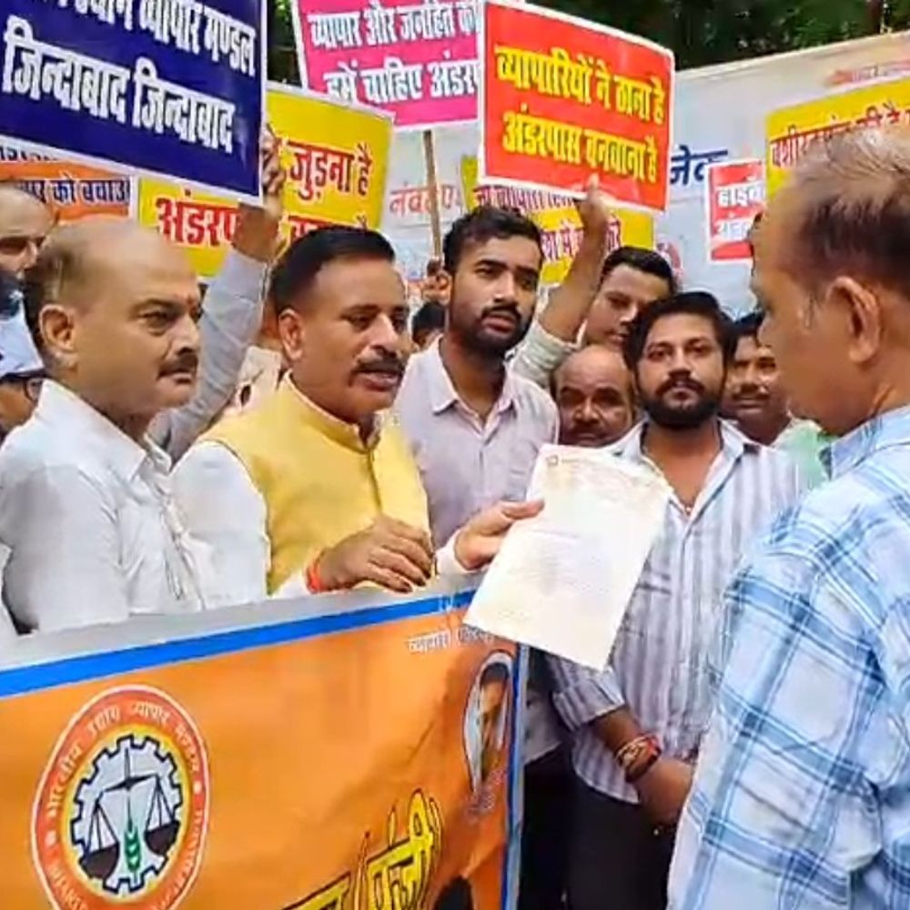 उन्नाव में बशीरतगंज मार्ग बंद होने का विरोध:व्यापारियों और ग्रामीणों ने डीएम को दिया ज्ञापन, अंडरपास बनाने की मांग