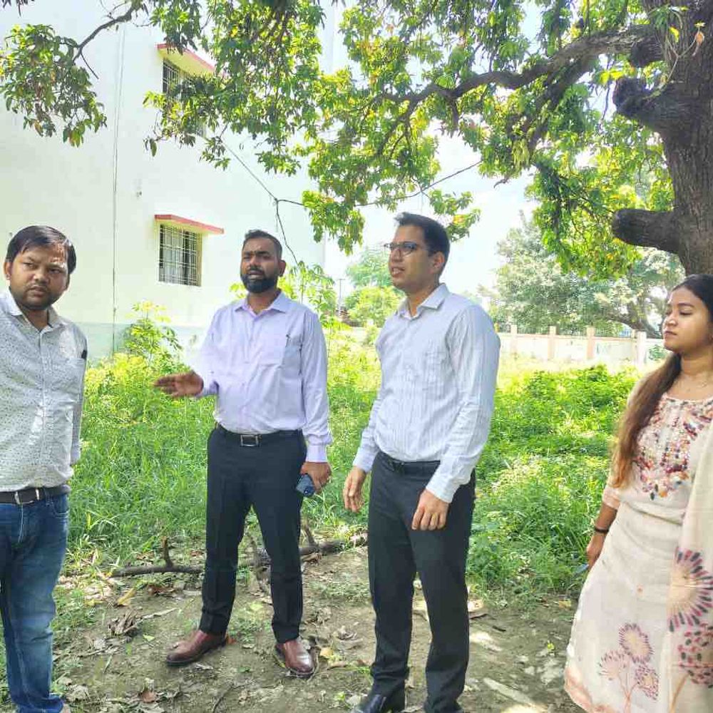 पूर्वी चंपारण में विधानसभा चुनाव को लेकर तैयारियां तेज:DM सौरभ जोरवाल और एसडीएम श्वेता भारती ने सुगौली डिस्पैच केंद्र का किया निरीक्षण