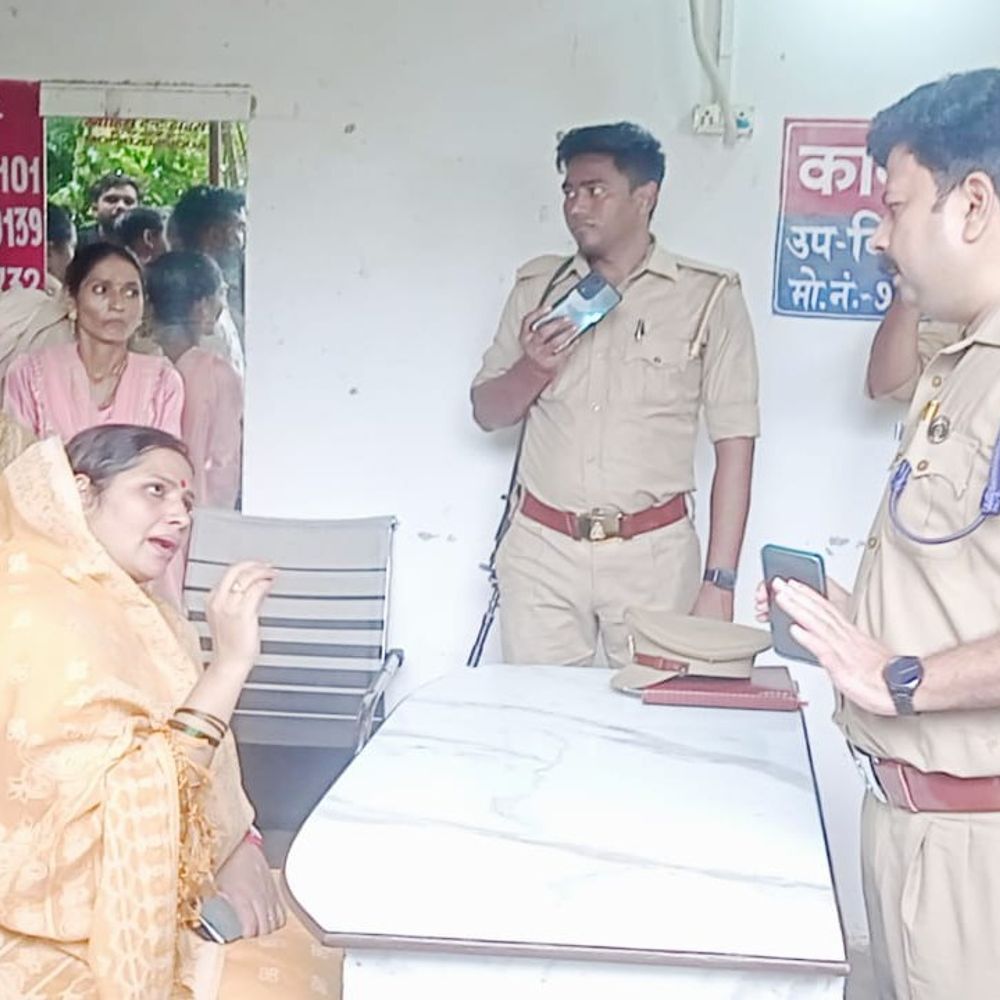 प्रतापगढ़ के लीलापुर थाने पर भाजपा नेत्री का हाइवोल्टेज ड्रामा:समर्थकों के साथ धरने पर बैठीं, चोरी की शिकायत करने पहुंची थीं