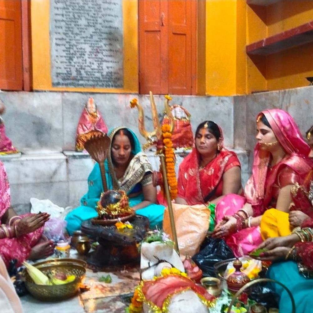निर्जला उपवास रख सुहागिनों ने पति के दीर्घायु होने की मंगल कामना की