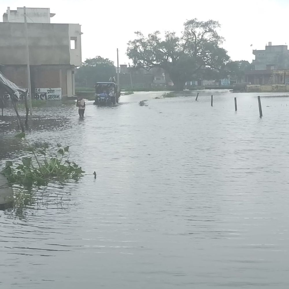 उन्नाव में गंगा की बाढ़:बढ़ने के बाद पानी कम हुआ, घरों में भरा पानी, छत पर रहे लोग