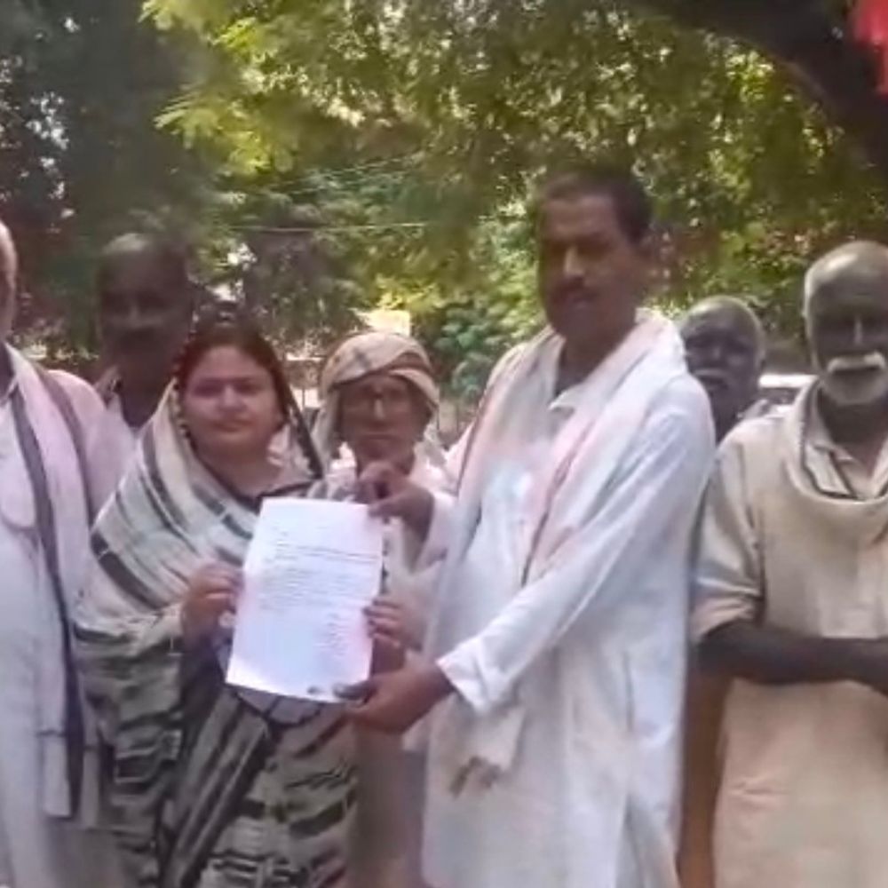 बलिया में बाढ़ पीड़ितों का कलेक्ट्रेट में प्रदर्शन:5 गांवों के लोगों ने नहीं मिली राहत सामग्री, पानी में सड़ गई फसलें