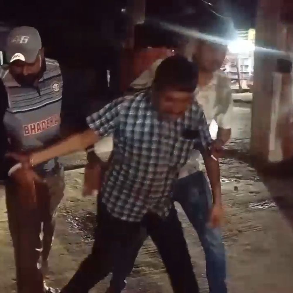 नगर परिषद कर्मचारी ने युवक को जड़ा थप्पड़:नशे में धुत बाबू ने थाने में किया हंगामा, एनओसी को लेकर हुआ था विवाद