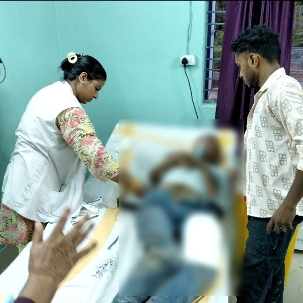 परबत्ता में स्कूल वैन और बाइक की टक्कर:दो लोग गंभीर रूप से घायल, अस्पताल में भर्ती, युवक की हालत गंभीर