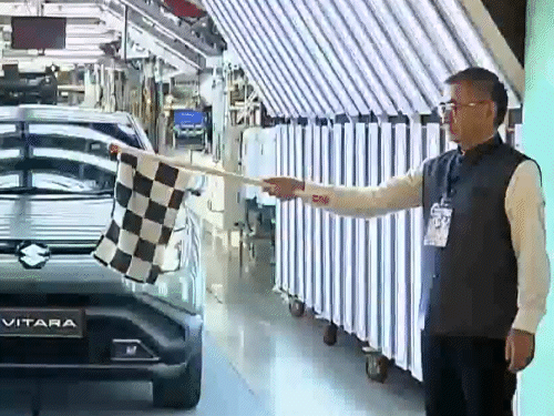 मोदी बोले- दुनिया में मेड इन इंडिया लिखी EV चलेगी:मारुति की पहली EV को झंडी दिखाई; गुजरात प्लांट से 100 देशों को निर्यात होगी