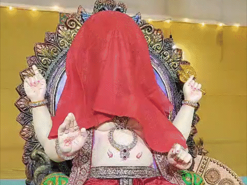 मुंबई से पटना पहुंची भगवान गणेश की प्रतिमा:ऑपरेशन सिंदूर की तर्ज पर तैयार हुआ पंडाल, 35 लाख का मुकुट पहनेंगे भगवान गणेश