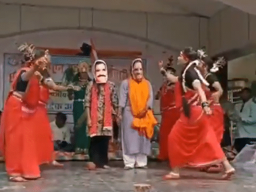 NHM कर्मचारियों का 'पथरा के देवता' गाने पर डांस...VIDEO:पूछा- क्या हुआ तेरा वादा, महिलाएं बोलीं- तीज पर पति के नाम की जगह नियमितीकरण लिखवाया