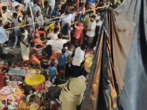 भागलपुर में दुकानदारों के बीच मारपीट:ग्राहकों को लेकर हुआ विवाद, जमकर चले लाठी-डंडे; महिला समेत 2 घायल