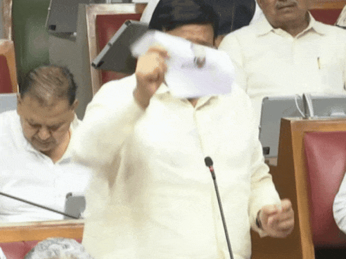 विधानसभा में मंत्री ने 'दैनिक भास्कर एप' की खबर लहराई:CM सैनी बोले- हुड्‌डा राज में रोहतक पुलिस थाने में बलात्कार हुआ, 40 दिन शिकायत नहीं सुनी