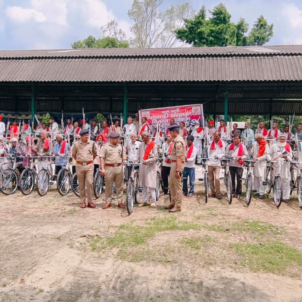 अमरोहा में ग्राम प्रहरियों को मिला सम्मान:एसपी ने 120 ग्राम प्रहरियों को दिए साइकिल, टॉर्च और छाते