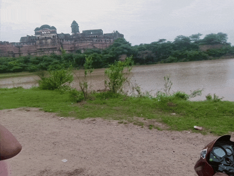 चंबल नदी का जलस्तर खतरे के निशान पर थमा:भिंड में पिलुआ डैम से छोड़ा नौ हजार क्यूसेक पानी, क्वारी पर बाढ़ के हालात बने