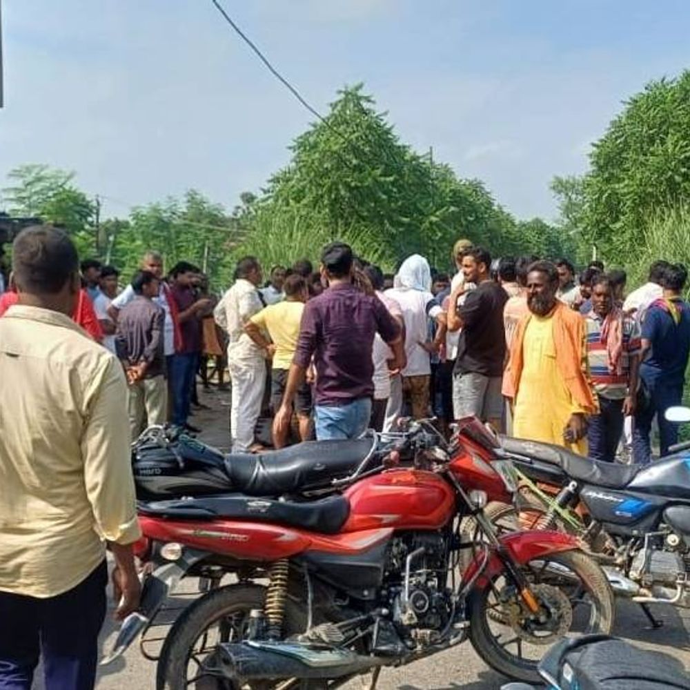 अरवल में नहर में गिरी औरंगाबाद के युवक की कार:एक ने तैरकर बचाई अपनी जान: चाइल्ड प्रोटेक्शन यूनिट में पोस्टेड कर्मचारी डूबा, तलाश जारी