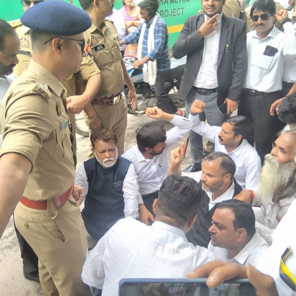 आगरा में पुलिस ने अधिवक्ताओं की रथयात्रा को रोका:खींचातानी में अधिवक्ता बेसुध, पश्चिमी उत्तर प्रदेश को अलग राज्य बनाने की मांग