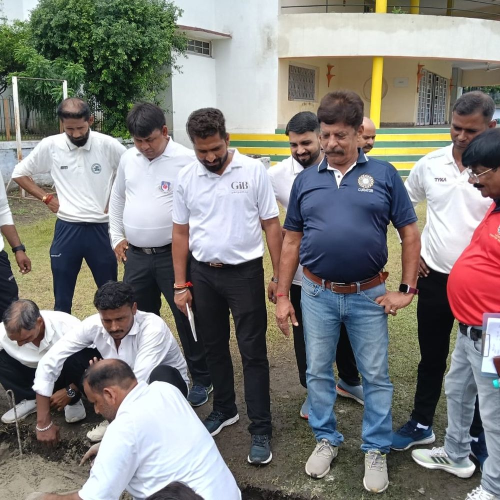 पिच क्यूरेटरों को अलग-अलग सत्र में दी जा रही जानकारी:किस फॉरमेट में कैसी हो पिच, कमला क्लब में दिया गया प्रशिक्षण