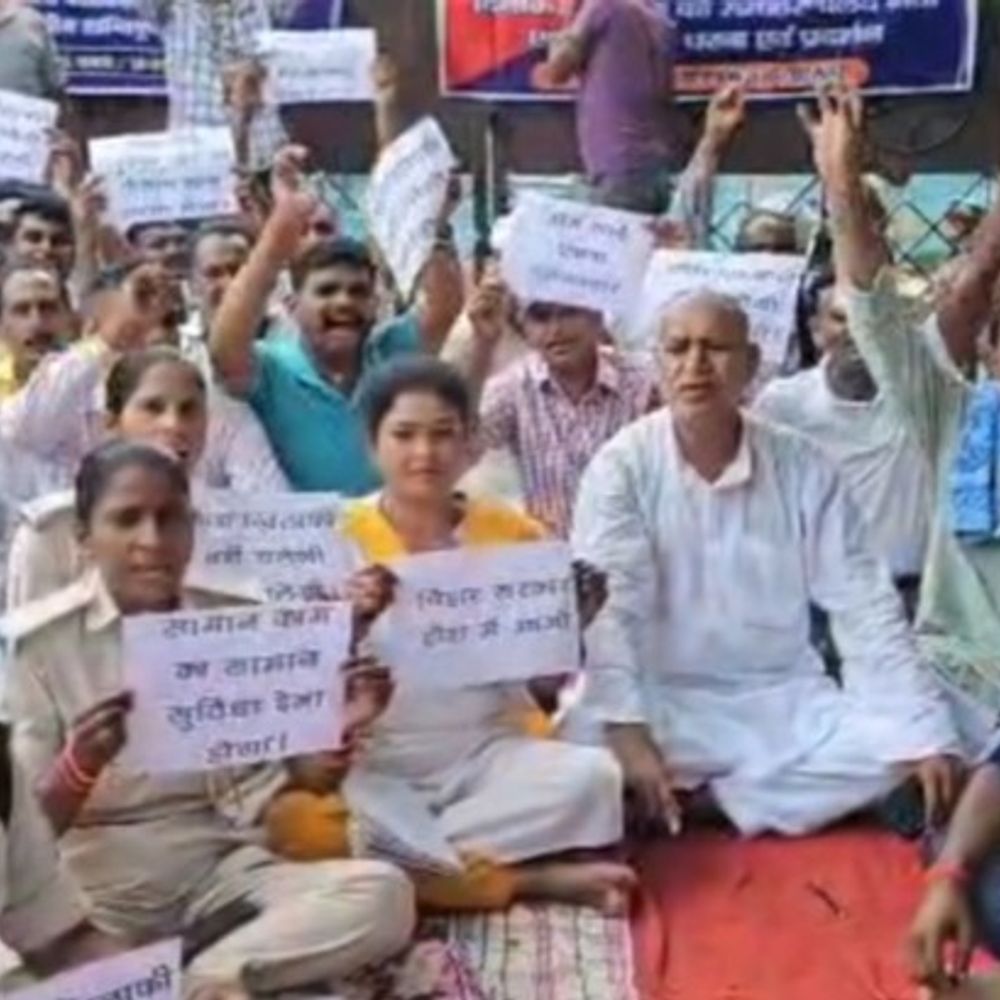 गयाजी में बिहार रक्षा वाहिनी स्वयं सेवक संघ का धरना:21 सूत्री मांगों को लेकर नारेबाजी, समान काम के बदले समान वेतन की मांग