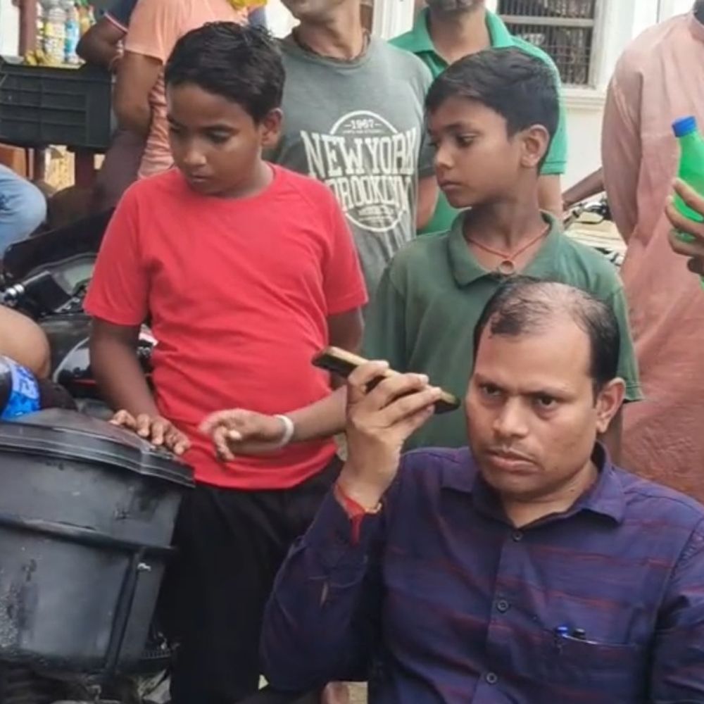 निरीक्षण करने आए अधिकारियों को ग्रामीणों ने बनाया बंधक:सीतामढ़ी में सड़क निर्माण की मांग पर विरोध, कहा- रोड नहीं तो वोट नहीं