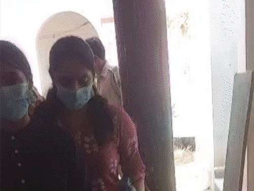 स्कूल के बाथरूम में मिली जली हुई छात्रा:परिवार वाले बोले- किसी ने जलाया है, स्कूल में तोड़फोड़, पुलिस से मारपीट