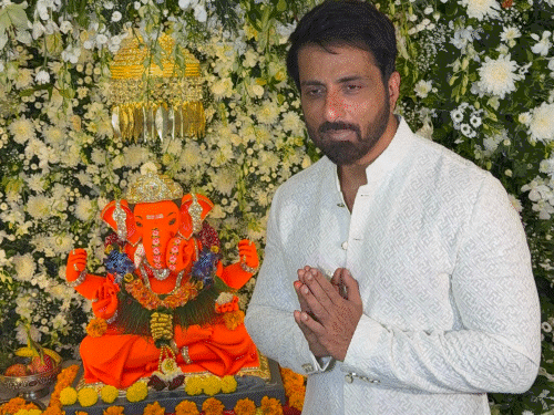 सोनू सूद के घर विराजे गणपति बप्पा:भावुक हुए एक्टर ने याद किया वो पल जब पहली बार बाइक पर विघ्नहर्ता को घर लाए थे