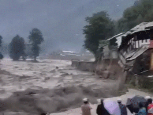 3 जिलों में स्कूल-कॉलेज बंद:चंडीगढ़-मनाली फोरलेन पर जगह-जगह लैंडस्लाइड, बहाली में 2 दिन लगेंगे; कुल्लू में पेट्रोल-डीजल रिजर्व रखने के आदेश