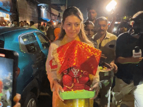 गणेश चतुर्थी: सेलेब्स ने किया बप्पा का स्वागत:सोनू सूद, हंसिका मोटवानी से लेकर अंकिता लोखंडे तक, मूर्ति केंद्र में भक्ति में डूबे नजर आए सेलेब्स