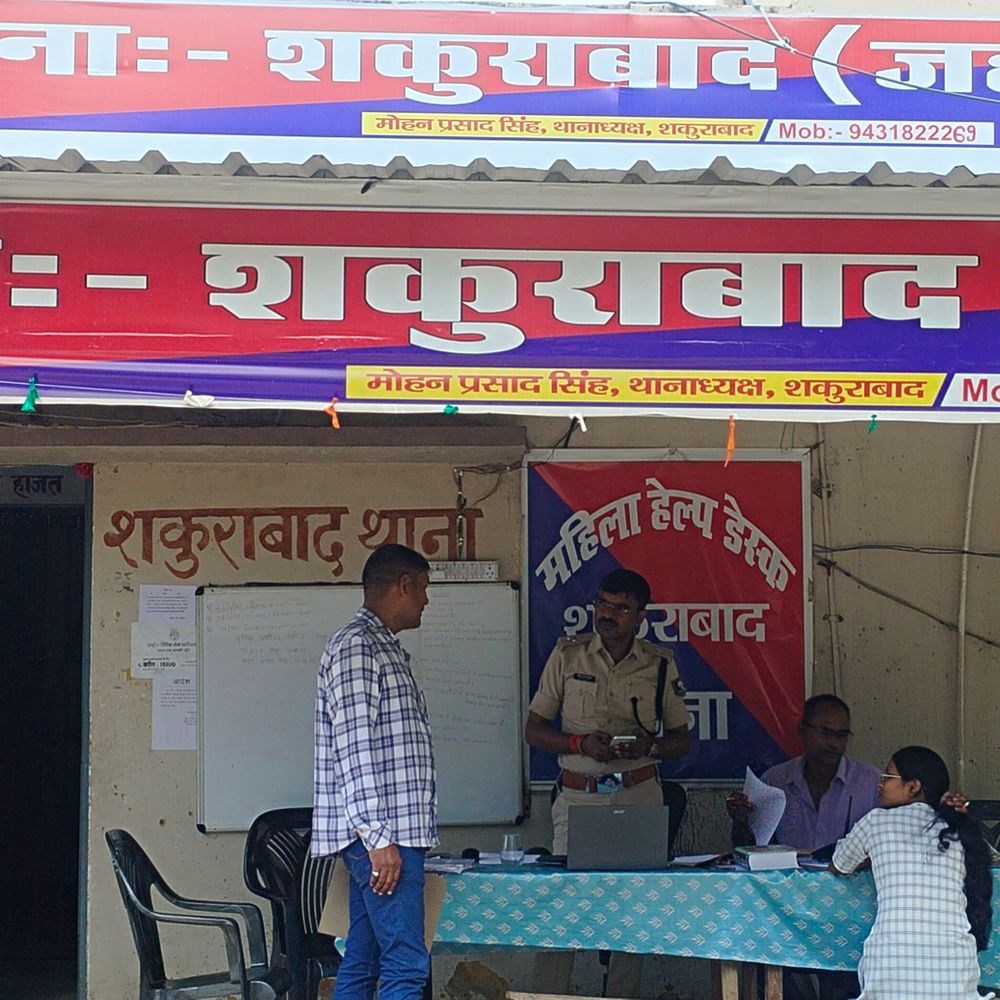 प्रेमी संग राजस्थान से शकूराबाद लौटी विवाहिता:शादी के 3 महीने बाद पति को छोड़कर भागी थी, पुलिस ने परिजनों को सौंपा