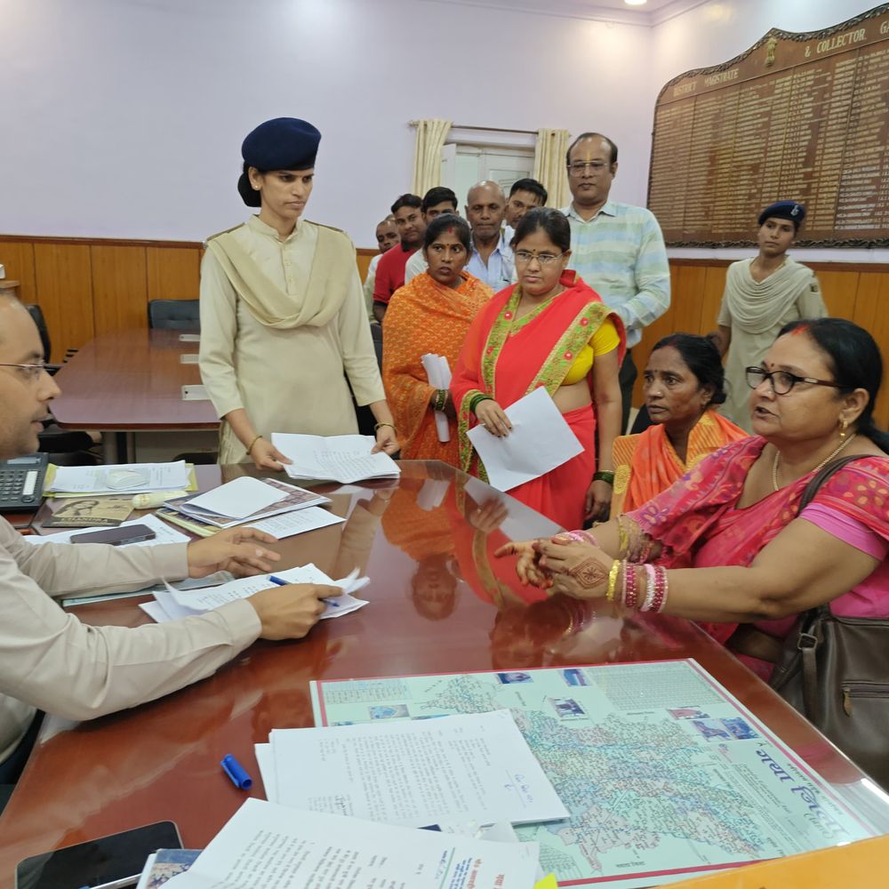आवास, भूमि-अतिक्रमण से जुड़े मामलों पर कार्रवाई के निर्देश:गयाजी में लगी जनता दरबार, जिलाधिकारी ने सुनी लोगों की समस्याएं