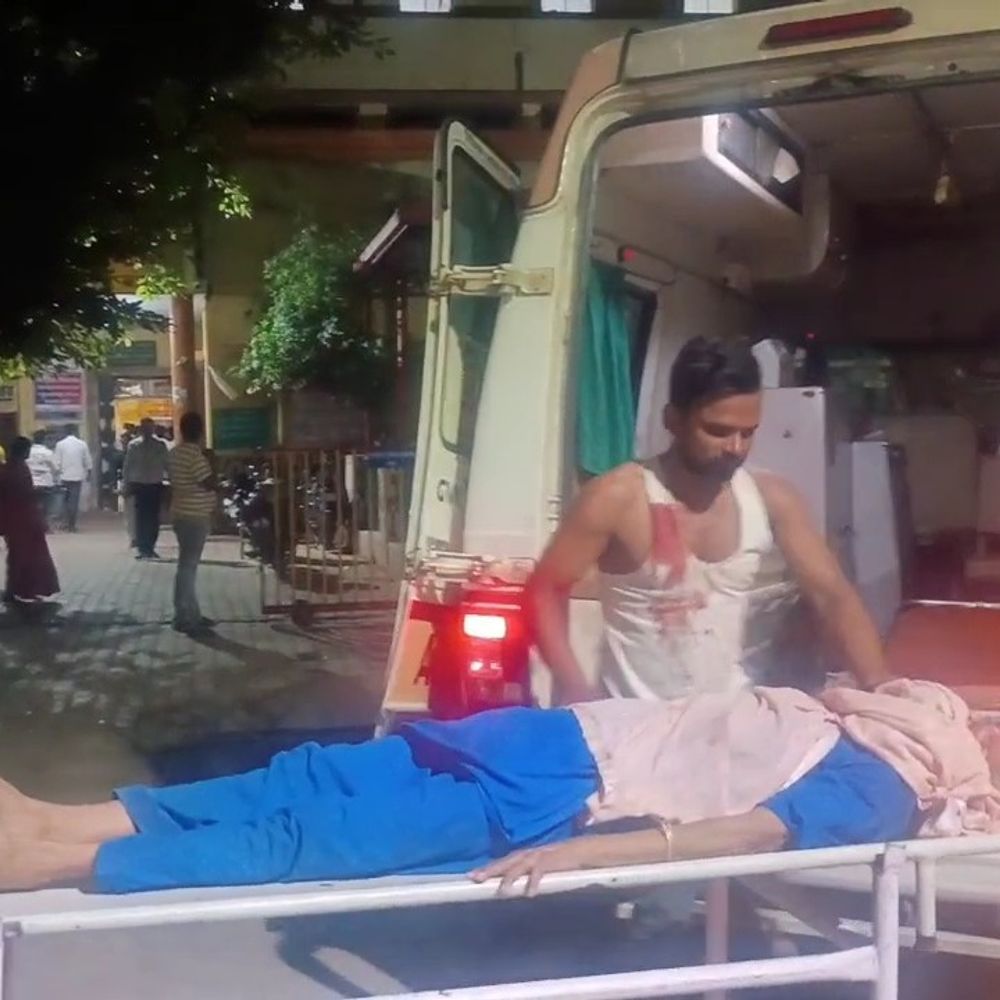 गोंडा में आवारा कुत्ते का आतंक:बुजुर्ग महिला पर किया हमला,चेहरा नोचा; मेडिकल कॉलेज रेफर