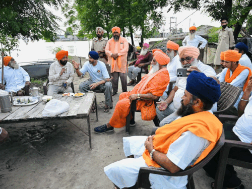 सोशल मीडिया यूजर पर भड़के पूर्व क्रिकेटर:बोले-जिंदगी में कुछ अच्छा करो, व्यक्ति ने कहा-पंजाब डूब रहा, हरभजन पत्नी की फिल्म प्रमोशन में लगे