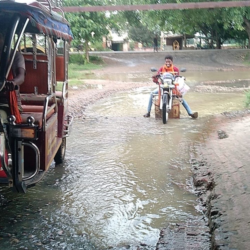 भांबरा पुल के पास सड़क पर 3 फीट गहरा गड्ढा:जमुई में गांवों को जोड़ने वाले रास्ते पर दुर्घटना का खतरा, मरम्मत कराने की मांग