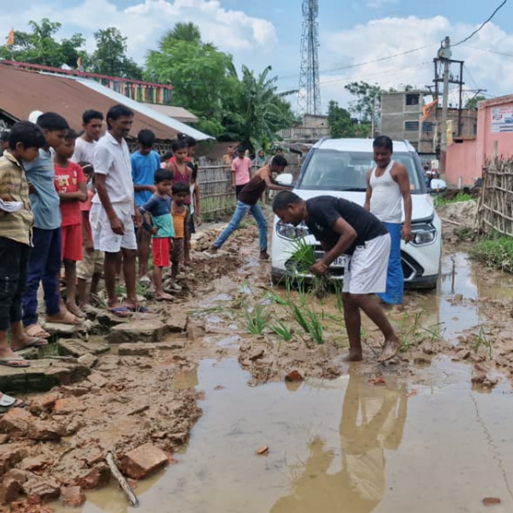 जलजमाव से परेशान लोगों ने सड़क पर की धानरोपनी:महीने भर से सड़क पर भरा है लबालब पानी; मेयर और पार्षद के खिलाफ आक्रोश