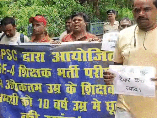 पटना में शिक्षक अभ्यर्थियों ने JDU कार्यालय का किया घेराव:TRE-4 भर्ती से पहले उम्र में 10 साल की छूट देने की मांग, कहा-डिमांड पूरी नहीं हुई तो करेंगे आंदोलन