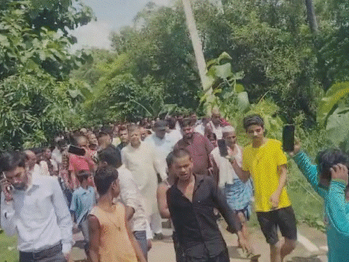 CM के जिले में मंत्री-विधायक को लाठी-डंडे लेकर दौड़ाया:3 गाड़ियां बदलीं, 1KM तक भागकर बचाई जान; 9 की मौत पर परिवार से मिलने पहुंचे थे