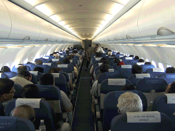 समुद्र के ऊपर उड़ते समय इंडिगो फ्लाइट में गड़बड़ी:इंजन में दिक्कत आई; अहमदाबाद में इमरजेंसी लैंडिंग, सभी 150 यात्री सुरक्षित