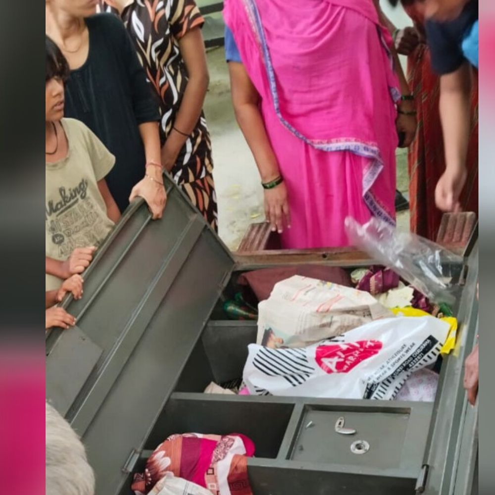 इटौंजा में चोर अलमारियां उठाकर ले गए:रेलवे क्रॉसिंग पर तोड़कर जेवर-नकदी चुराई, FIR दर्ज