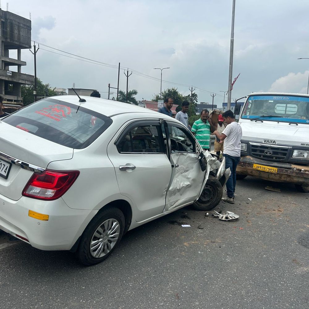 407 वाहन का ब्रेक फेल, कार-स्कूटी को मारी टक्कर:  कार डिवाइडर पर चढ़ी, स्कूटी सवार घायल; स्थानीय लोगों ने पहुंचाया अस्पताल – Dhanbad News