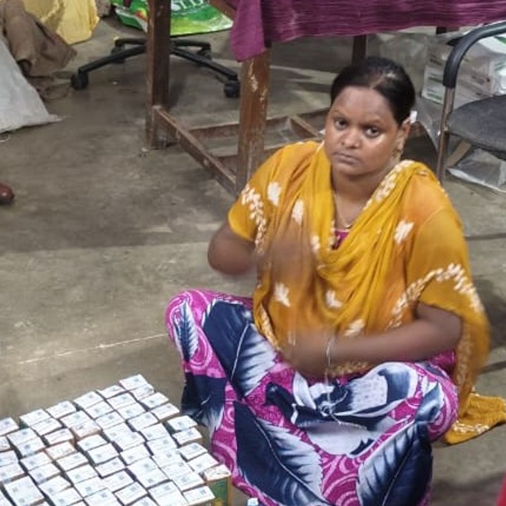 बक्सर में विशेष टीम की छापेमारी, महिला शराब तस्कर अरेस्ट:घर को बना रखा था मयखाना, 36.8 लीटर देसी-विदेशी शराब जब्त