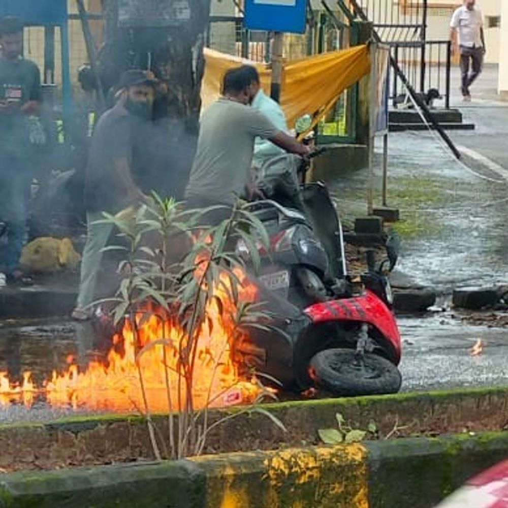 जमशेदपुर में स्कूटी में अचानक लगी आग:  अस्पताल के पास खड़ी स्कूटी में स्पार्क से लगी आग, पूरी तरह जलकर राख – Jamshedpur (East Singhbhum) News