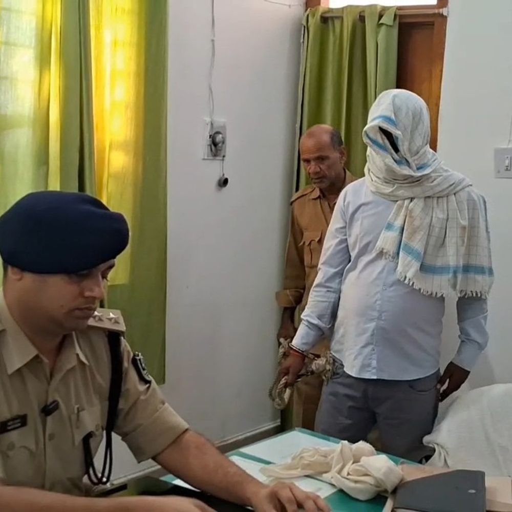 कैमूर में कार से मिला 1.27 किलो गांजा:सिसवार गांव का रहने वाला ड्राइवर गिरफ्तार, देसी कट्टा और कारतूस बरामद